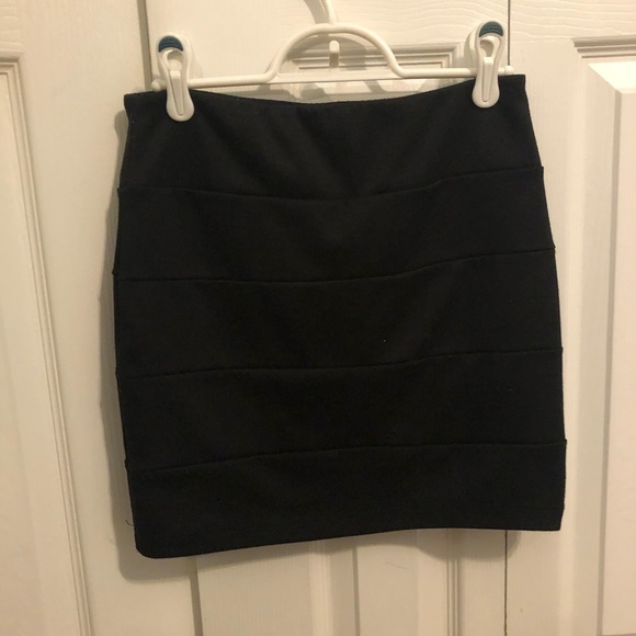 Black Textured Pencil Skirt - Picture 2 of 3
